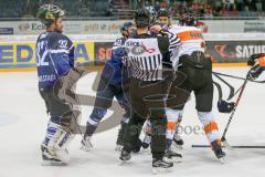 DEL - Eishockey - ERC Ingolstadt - Grizzlys Wolfsburg - Testspiel - Saison 2017/2018 - Jochen Reimer (#32Torwart ERCI) - Darin Olver (#40 ERCI) Rauferei - Tyson Mulock (#26 Wolfsburg) - Foto: Meyer Jürgen
