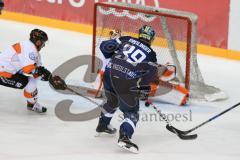DEL - Eishockey - ERC Ingolstadt - Grizzlys Wolfsburg - Testspiel - Saison 2017/2018 - Huhn Gerald (#35 Wolfsburg) - Thomas Greilinger (#39 ERCI) - Alex Roach (#4 Wolfsburg) - Foto: Meyer Jürgen