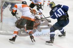 DEL - Eishockey - ERC Ingolstadt - Grizzlys Wolfsburg - Testspiel - Saison 2017/2018 - Darin Olver (#40 ERCI) - Huhn Gerald (#35 Wolfsburg) - Jeff Likens (#9 Wolfsburg) - Foto: Meyer Jürgen
