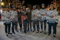 DEL - Eishockey - ERC Ingolstadt - Saison  - 2017/2018 - ERCI Spieler auf der Eisfläche am Paradeplatz - Kael Mouillierat (#22 ERCI) - Brett Olson (#16 ERCI) - Benedikt Kohl (#34 ERCI) - Greg Mauldin (#20 ERCI) - Benedikt Schopper (#11 ERCI) - Mike Collin