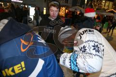 DEL - Eishockey - ERC Ingolstadt - Saison  - 2017/2018 - ERCI Spieler auf der Eisfläche am Paradeplatz - Greg Mauldin (#20 ERCI) beim Autogramme schreiben - Foto: Meyer Jürgen