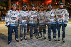 DEL - Eishockey - ERC Ingolstadt - Saison  - 2017/2018 - ERCI Spieler auf der Eisfläche am Paradeplatz - von links Mike Collins (#13 ERCI) - Benedikt Kohl (#34 ERCI) - Brett Olson (#16 ERCI) - Kael Mouillierat (#22 ERCI) - Greg Mauldin (#20 ERCI) - Benedi