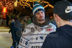 DEL - Eishockey - ERC Ingolstadt - Saison  - 2017/2018 - ERCI Spieler auf der Eisfläche am Paradeplatz - Benedikt Kohl (#34 ERCI) im Gespräch mit einem Fan - Foto: Meyer Jürgen