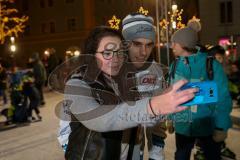 DEL - Eishockey - ERC Ingolstadt - Saison  - 2017/2018 - ERCI Spieler auf der Eisfläche am Paradeplatz - Mike Collins (#13 ERCI) beim Selfie machen mit einem Fan - Foto: Meyer Jürgen