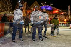 DEL - Eishockey - ERC Ingolstadt - Saison  - 2017/2018 - ERCI Spieler auf der Eisfläche am Paradeplatz - Brett Olson (#16 ERCI) - Greg Mauldin (#20 ERCI) - Benedikt Schopper (#11 ERCI) drehen eine Runde auf dem Eis - Foto: Meyer Jürgen