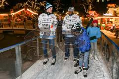 DEL - Eishockey - ERC Ingolstadt - Saison  - 2017/2018 - ERCI Spieler auf der Eisfläche am Paradeplatz - #e1# - Greg Mauldin (#20 ERCI) drehen eine Runde auf der Eisfläche - Foto: Meyer Jürgen