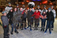 DEL - Eishockey - ERC Ingolstadt - Saison  - 2017/2018 - ERCI Spieler auf der Eisfläche am Paradeplatz - Benedikt Schopper (#11 ERCI) - Brett Olson (#16 ERCI) - Greg Mauldin (#20 ERCI) - #Xaverl Maskottchen - Benedikt Kohl (#34 ERCI) - Kael Mouillierat (#