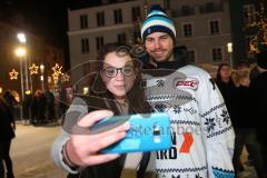 DEL - Eishockey - ERC Ingolstadt - Saison  - 2017/2018 - ERCI Spieler auf der Eisfläche am Paradeplatz - Benedikt Kohl (#34 ERCI) beim Selfie machen mit einem Fan - Foto: Meyer Jürgen