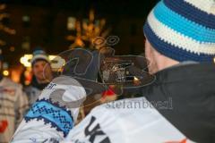 DEL - Eishockey - ERC Ingolstadt - Saison  - 2017/2018 - ERCI Spieler auf der Eisfläche am Paradeplatz - Benedikt Schopper (#11 ERCI) macht ein Foto mit ERC Spielern - Handy - Foto: Meyer Jürgen