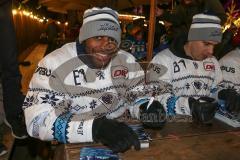 DEL - Eishockey - ERC Ingolstadt - Saison  - 2017/2018 - ERCI Spieler auf der Eisfläche am Paradeplatz - Greg Mauldin (#20 ERCI) beim Autogramme schreiben - Foto: Meyer Jürgen