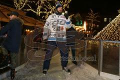 DEL - Eishockey - ERC Ingolstadt - Saison  - 2017/2018 - ERCI Spieler auf der Eisfläche am Paradeplatz - Brett Olson (#16 ERCI) dreht eine Runde mit dem Handy in der Hand - Foto: Meyer Jürgen