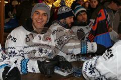 DEL - Eishockey - ERC Ingolstadt - Saison  - 2017/2018 - ERCI Spieler auf der Eisfläche am Paradeplatz - Mike Collins (#13 ERCI) beim Autogramme schreiben - Foto: Meyer Jürgen