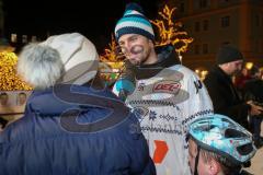 DEL - Eishockey - ERC Ingolstadt - Saison  - 2017/2018 - ERCI Spieler auf der Eisfläche am Paradeplatz - Benedikt Kohl (#34 ERCI) gibt ein Interview - Foto: Meyer Jürgen
