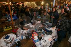 DEL - Eishockey - ERC Ingolstadt - Saison  - 2017/2018 - ERCI Spieler auf der Eisfläche am Paradeplatz - Greg Mauldin (#20 ERCI) - Mike Collins (#13 ERCI) - Brett Olson (#16 ERCI) - Benedikt Kohl (#34 ERCI) - Benedikt Schopper (#11 ERCI) - Kael Mouilliera