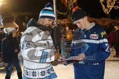 DEL - Eishockey - ERC Ingolstadt - Saison  - 2017/2018 - ERCI Spieler auf der Eisfläche am Paradeplatz - Benedikt Kohl (#34 ERCI) beim Autogramme schreiben - Foto: Meyer Jürgen