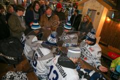 DEL - Eishockey - ERC Ingolstadt - Saison  - 2017/2018 - ERCI Spieler auf der Eisfläche am Paradeplatz - Benedikt Kohl (#34 ERCI) - Brett Olson (#16 ERCI) - Benedikt Schopper (#11 ERCI) - Kael Mouillierat (#22 ERCI) - Mike Collins (#13 ERCI) beim Autogram