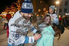 DEL - Eishockey - ERC Ingolstadt - Saison  - 2017/2018 - ERCI Spieler auf der Eisfläche am Paradeplatz - Kael Mouillierat (#22 ERCI) beim Autogramme schreiben - Foto: Meyer Jürgen