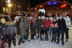 DEL - Eishockey - ERC Ingolstadt - Saison  - 2017/2018 - ERCI Spieler auf der Eisfläche am Paradeplatz - Benedikt Schopper (#11 ERCI) - Brett Olson (#16 ERCI) - Greg Mauldin (#20 ERCI) - #Xaverl Maskottchen - Benedikt Kohl (#34 ERCI) - Kael Mouillierat (#