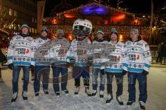 DEL - Eishockey - ERC Ingolstadt - Saison  - 2017/2018 - ERCI Spieler auf der Eisfläche am Paradeplatz - Benedikt Schopper (#11 ERCI) - Brett Olson (#16 ERCI) - Greg Mauldin (#20 ERCI) - #Xaverl Maskottchen - Benedikt Kohl (#34 ERCI) - Kael Mouillierat (#