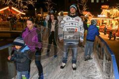 DEL - Eishockey - ERC Ingolstadt - Saison  - 2017/2018 - ERCI Spieler auf der Eisfläche am Paradeplatz - Benedikt Kohl (#34 ERCI) dreht eine Runde auf der Eisfläche - Foto: Meyer Jürgen