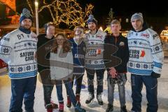 DEL - Eishockey - ERC Ingolstadt - Saison  - 2017/2018 - ERCI Spieler auf der Eisfläche am Paradeplatz -Brett Olson (#16 ERCI) - Kael Mouillierat (#22 ERCI) - Mike Collins (#13 ERCI) mit Fans auf dem Eis -  Foto: Meyer Jürgen