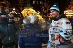 DEL - Eishockey - ERC Ingolstadt - Saison  - 2017/2018 - ERCI Spieler auf der Eisfläche am Paradeplatz - Benedikt Kohl (#34 ERCI) gibt ein Interview - Foto: Meyer Jürgen