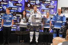 DEL - Eishockey - ERC Ingolstadt - Saison 2017/2018 - Vorstellung neues Trikot Jersey - Matt Pelech (ERC 23) und John Laliberte (ERC 15) mit Mitarbeitern des saturn Marktes / Fotograf: Max Löfgen
