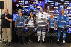 DEL - Eishockey - ERC Ingolstadt - Saison 2017/2018 - Vorstellung neues Trikot Jersey - Matt Pelech (ERC 23) und John Laliberte (ERC 15) mit Mitarbeitern des saturn Marktes, links Moderator Claudius Rehbein / Fotograf: Max Löfgen
