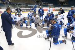 DEL - Eishockey - ERC Ingolstadt - Saison 2017/2018 - erstes Eistraining - Cheftrainer Tommy Samuelsson (ERC) Planung Aufstellung Schreibtafel Besprechung Team