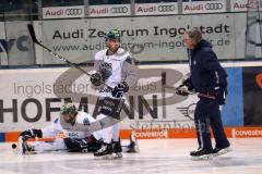DEL - Eishockey - ERC Ingolstadt - Saison 2017/2018 - Training - Neuzugang Tim Stapleton - Tim Stapleton (ERC 19) mit Cheftrainer Doug Shedden (ERC)