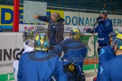 DEL - Eishockey - ERC Ingolstadt - Saison 2017/2018 - Erstes Training mit dem neuen Trainer Doug Shedden - Doug Shedden an der Taktiktafel - Foto: Meyer Jürgen