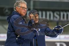 DEL - Eishockey - ERC Ingolstadt - Saison 2017/2018 - Erstes Training mit dem neuen Trainer Doug Shedden - Doug Shedden beobachtet mit Fabian Dahlem (Torwarttrainer ERCI) die Spieler - Foto: Meyer Jürgen