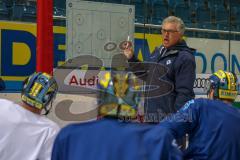 DEL - Eishockey - ERC Ingolstadt - Saison 2017/2018 - Erstes Training mit dem neuen Trainer Doug Shedden - Doug Shedden an der Taktiktafel - Foto: Meyer Jürgen