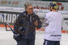 DEL - Eishockey - ERC Ingolstadt - Saison 2017/2018 - Erstes Training mit dem neuen Trainer Doug Shedden - Doug Shedden im Gespräch mit Benedikt Schopper (#11 ERCI) - Foto: Meyer Jürgen