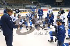 DEL - Eishockey - ERC Ingolstadt - Saison 2017/2018 - erstes Eistraining - Cheftrainer Tommy Samuelsson (ERC) Planung Aufstellung Schreibtafel Besprechung Team