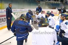 DEL - Eishockey - ERC Ingolstadt - Saison 2017/2018 - erstes Eistraining - Cheftrainer Tommy Samuelsson (ERC) Planung Aufstellung Schreibtafel Besprechung Team