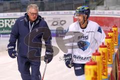 DEL - Eishockey - ERC Ingolstadt - Saison 2017/2018 - Training - Neuzugang Tim Stapleton - Tim Stapleton (ERC 19) mit Cheftrainer Doug Shedden (ERC)