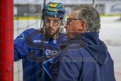 DEL - Eishockey - ERC Ingolstadt - Saison 2017/2018 - Erstes Training mit dem neuen Trainer Doug Shedden - Doug Shedden an der Taktiktafel mit Dennis Swinnen (#77 ERCI) - Foto: Meyer Jürgen