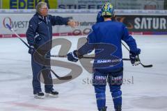 DEL - Eishockey - ERC Ingolstadt - Saison 2017/2018 - Erstes Training mit dem neuen Trainer Doug Shedden - Doug Shedden gibt Anweisungen - Foto: Meyer Jürgen