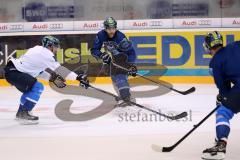 DEL - Eishockey - ERC Ingolstadt - Saison 2017/2018 - erstes Eistraining - Jacob Berglund (ERC 12) in der Mitte