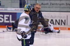 DEL - Eishockey - ERC Ingolstadt - Saison 2017/2018 - Training - Neuzugang Tim Stapleton - Tim Stapleton (ERC 19) mit Cheftrainer Doug Shedden (ERC)