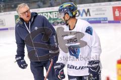 DEL - Eishockey - ERC Ingolstadt - Saison 2017/2018 - Training - Neuzugang Tim Stapleton - Tim Stapleton (ERC 19) mit Cheftrainer Doug Shedden (ERC)