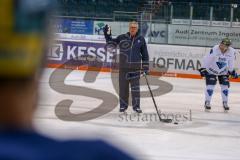 DEL - Eishockey - ERC Ingolstadt - Saison 2017/2018 - Erstes Training mit dem neuen Trainer Doug Shedden - Doug Shedden gibt Anweisungen - Foto: Meyer Jürgen