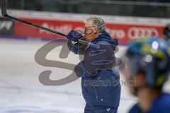 DEL - Eishockey - ERC Ingolstadt - Saison 2017/2018 - Erstes Training mit dem neuen Trainer Doug Shedden - Doug Shedden mit Trillerpfeife gibt Anweisungen - Foto: Meyer Jürgen