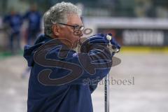 DEL - Eishockey - ERC Ingolstadt - Saison 2017/2018 - Erstes Training mit dem neuen Trainer Doug Shedden - Doug Shedden mit Trillerpfeife gibt Anweisungen - Foto: Meyer Jürgen