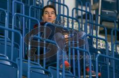 DEL - Eishockey - ERC Ingolstadt - Saison 2017/2018 - Erstes Training mit dem neuen Trainer Doug Shedden - Larry Mitchell (Sportdirektor ERCI) sieht beim Training zu - Foto: Meyer Jürgen