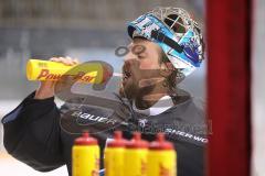 DEL - Eishockey - ERC Ingolstadt - Saison 2017/2018 - erstes Eistraining - Torwart Timo Pielmeier (ERC 51) Trinkflasche