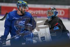 DEL - Eishockey - ERC Ingolstadt - Saison 2017/2018 - Erstes Training mit dem neuen Trainer Doug Shedden - Matt Pelech (#23 ERCI) hat Spaß mit Timo Pielmeier (#51Torwart ERCI) - Foto: Meyer Jürgen