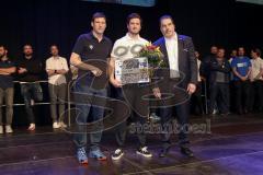 DEL - Eishockey - Saison 2018/2019 - ERC Ingolstadt - Abschlußfeier - Patrick Cannone (#12 ERCI) wird verabschiedet - Claus Gröbner Geschäftsführer links und Larry Mitchell Sportdirektor rechts - Foto: Meyer Jürgen