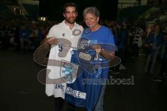 DEL - Eishockey - Saison 2018/2019 - ERC Ingolstadt - Abschlußfeier - Jerry D´Àmigo (#9 ERCI) mit Trikot zur Versteigerung - Fan - Foto: Meyer Jürgen